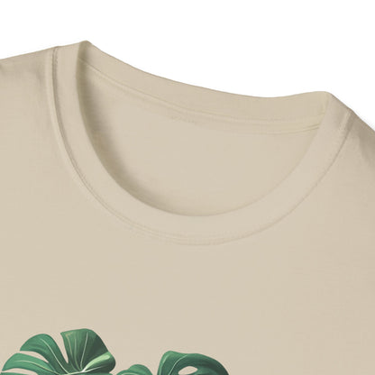 Monstera deliciosa t-shirt featuring a stylish plant print on a soft, beige fabric